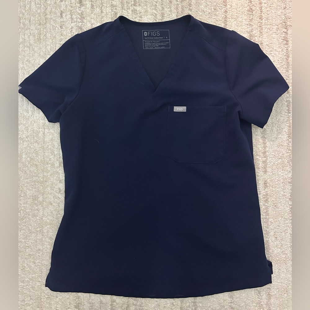 FIGS Women’s Navy Catarina One Pocket Scrub Top